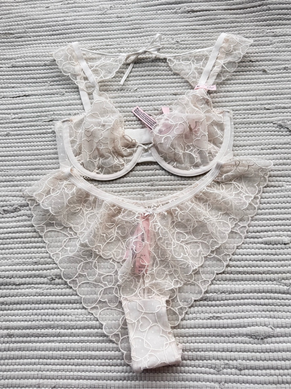 Victoria’s Secret Tease Ivory Heart Lace Bra & Cheeky Set NWT 32DD S